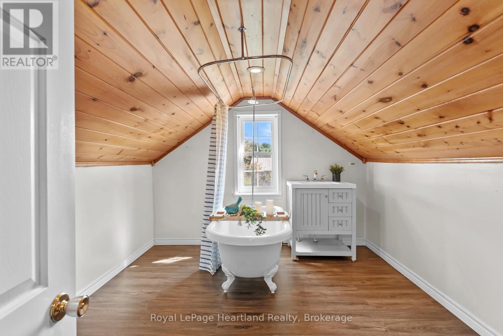 5 The Square Property Photo 24