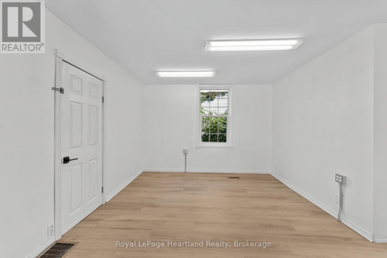 5 The Square Property Photo 25