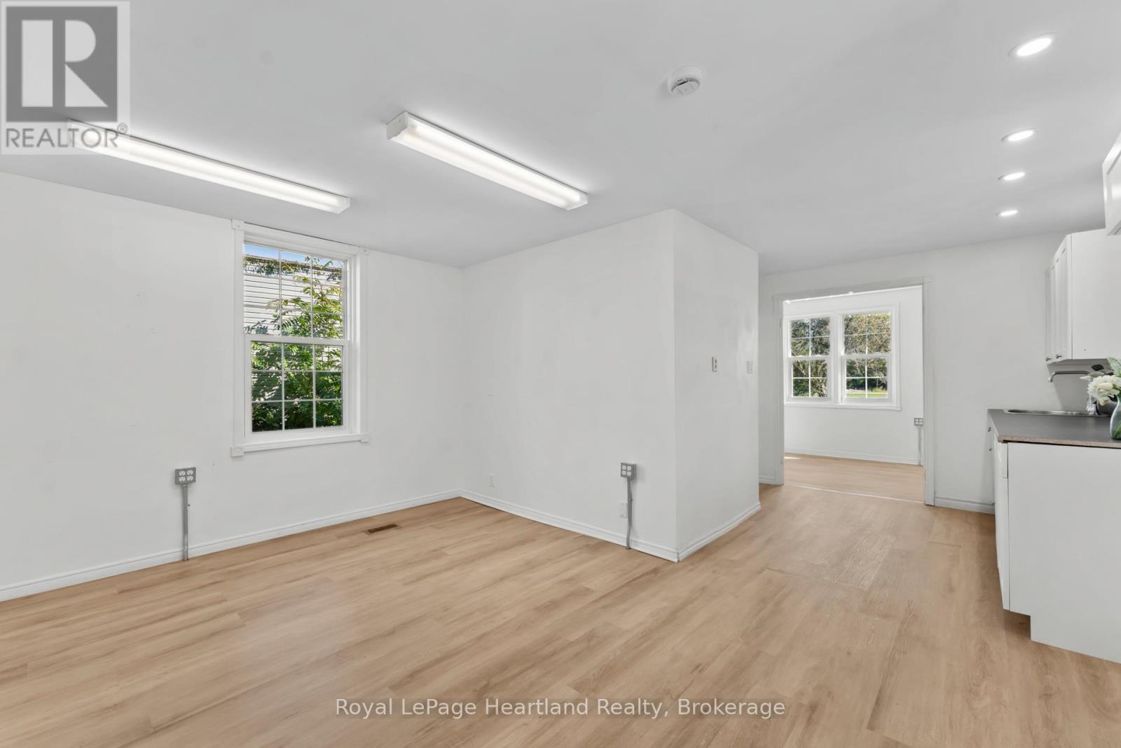 5 The Square Property Photo 26