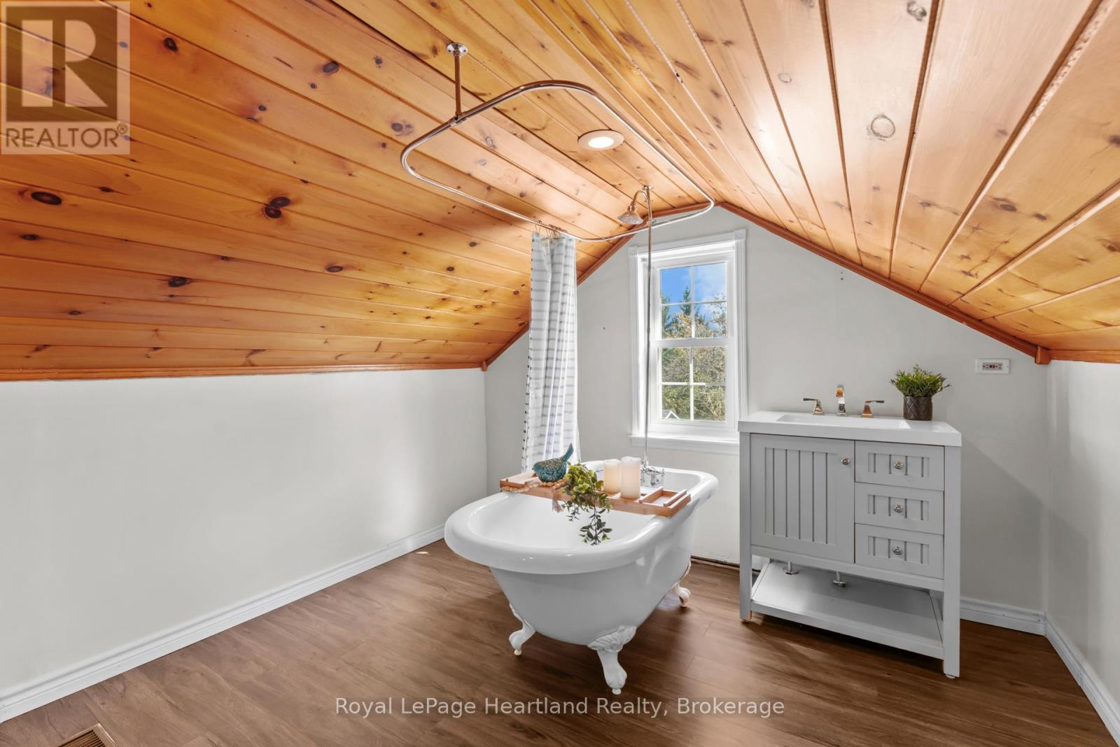 5 The Square Property Photo 27
