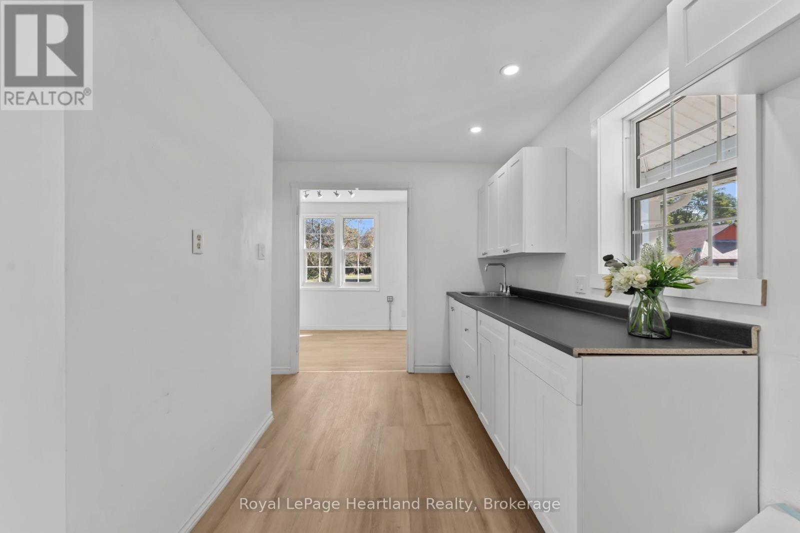 5 The Square Property Photo 28