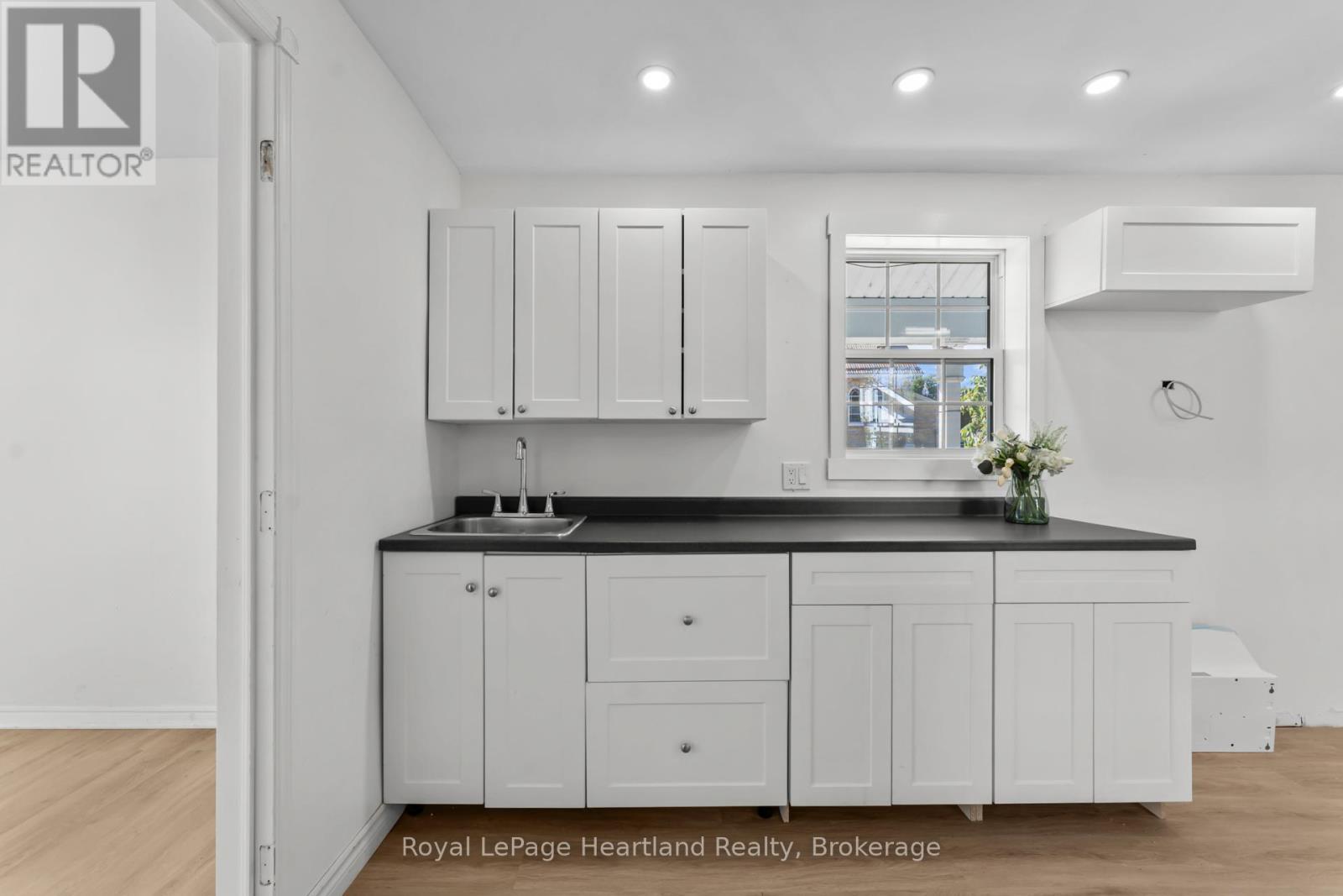 5 The Square Property Photo 29