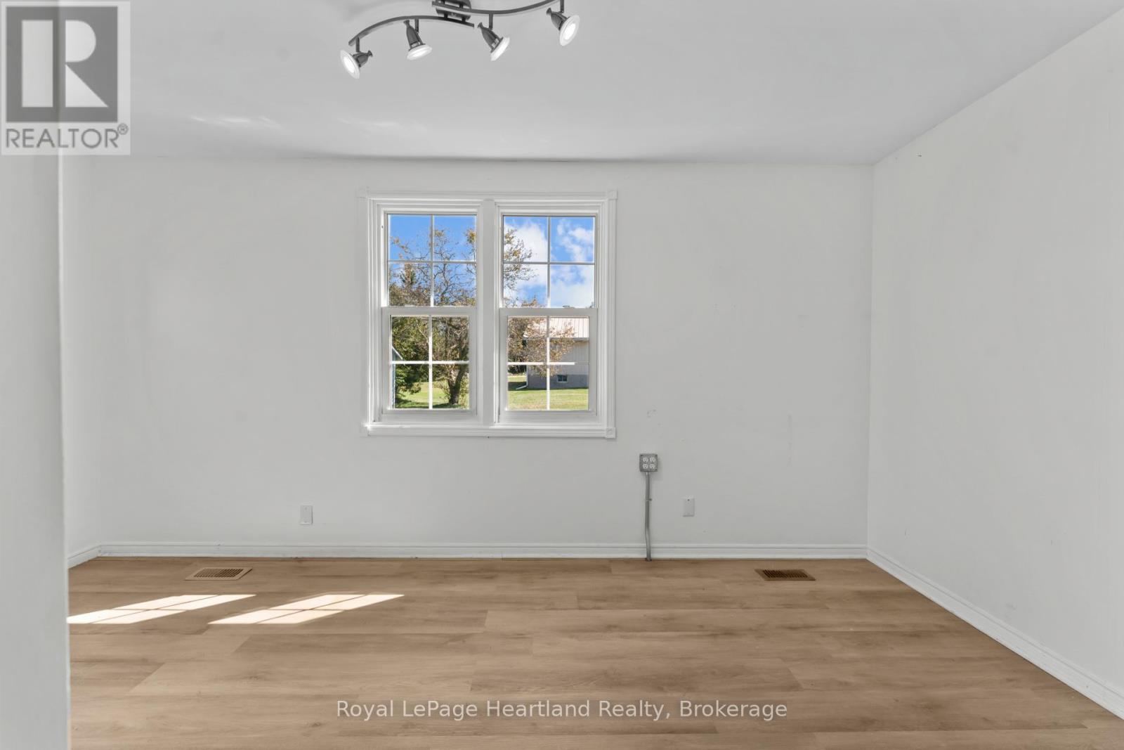 5 The Square Property Photo 31