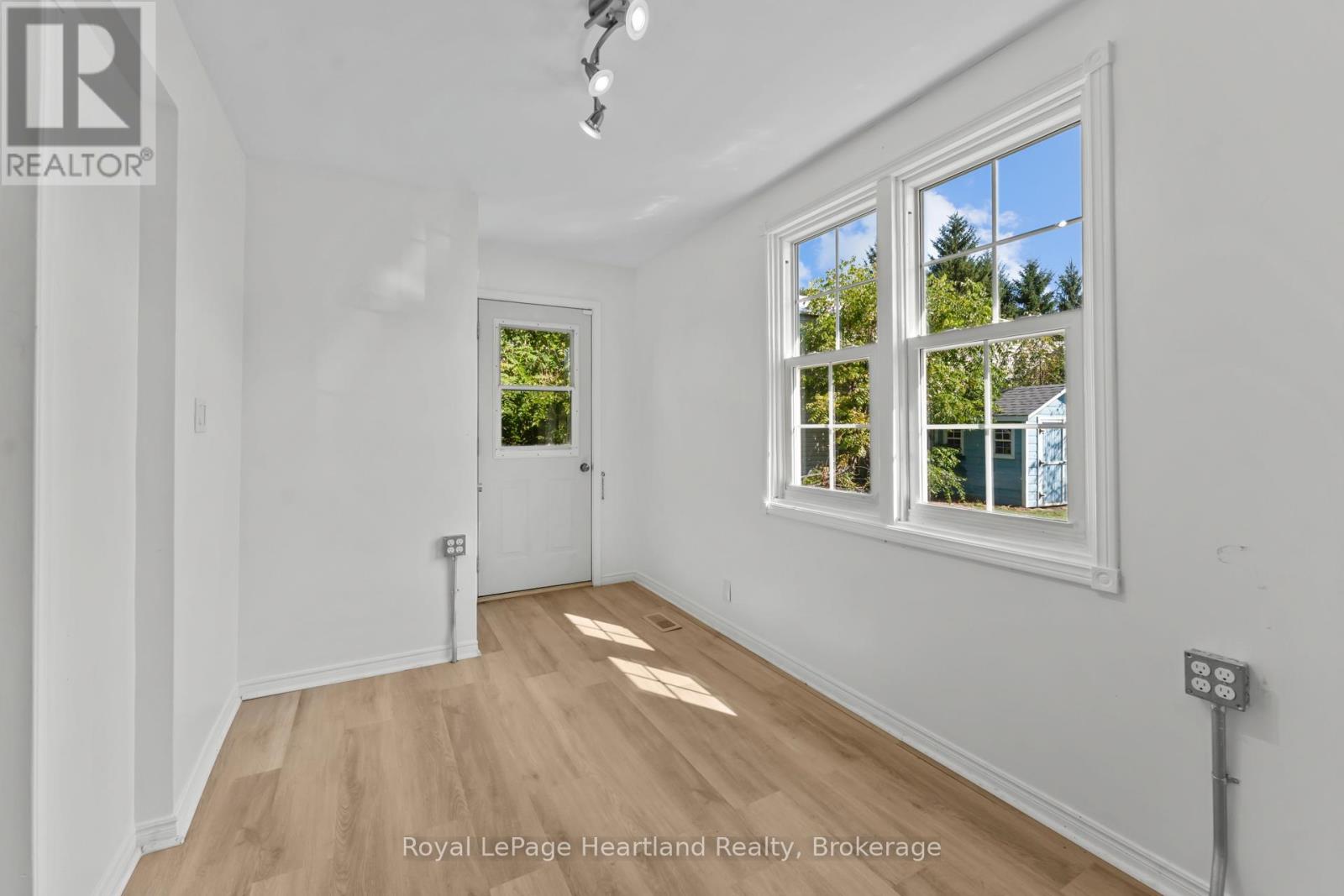 5 The Square Property Photo 32