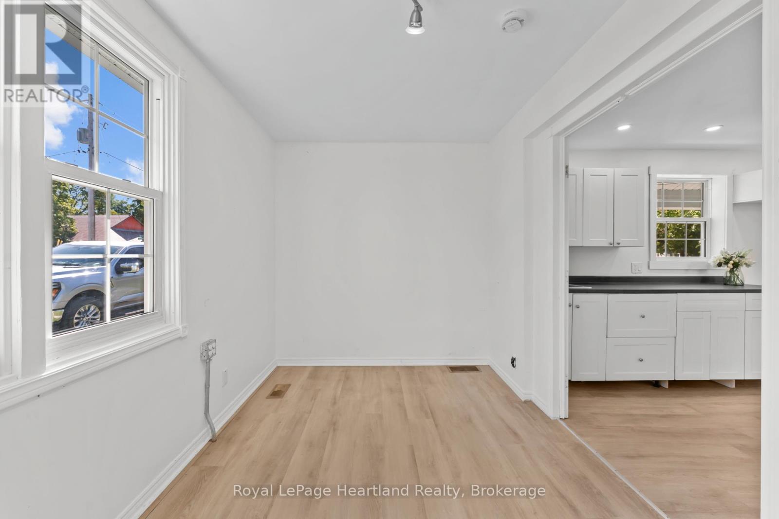5 The Square Property Photo 33