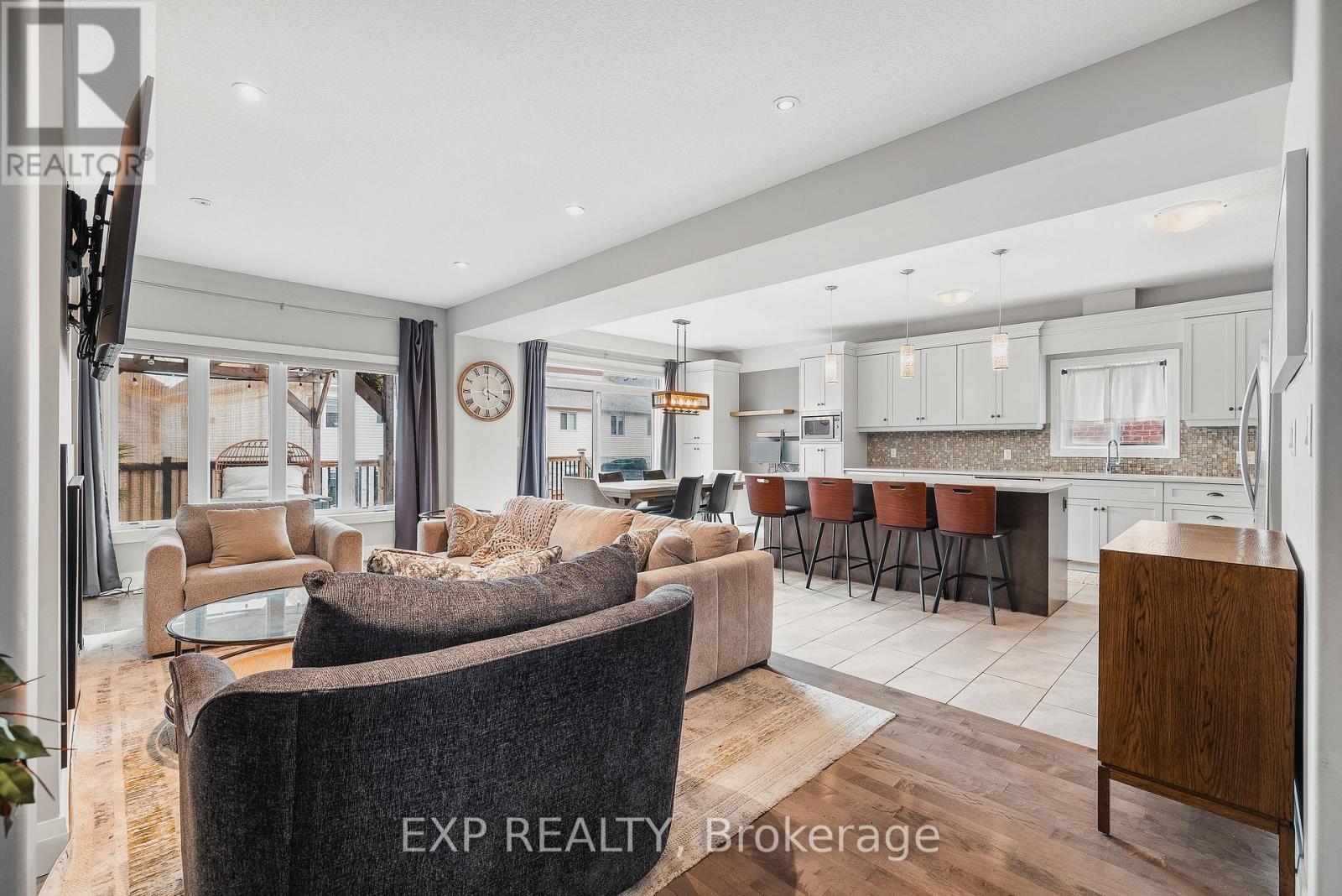 346 Moorlands Crescent Property Photo 4