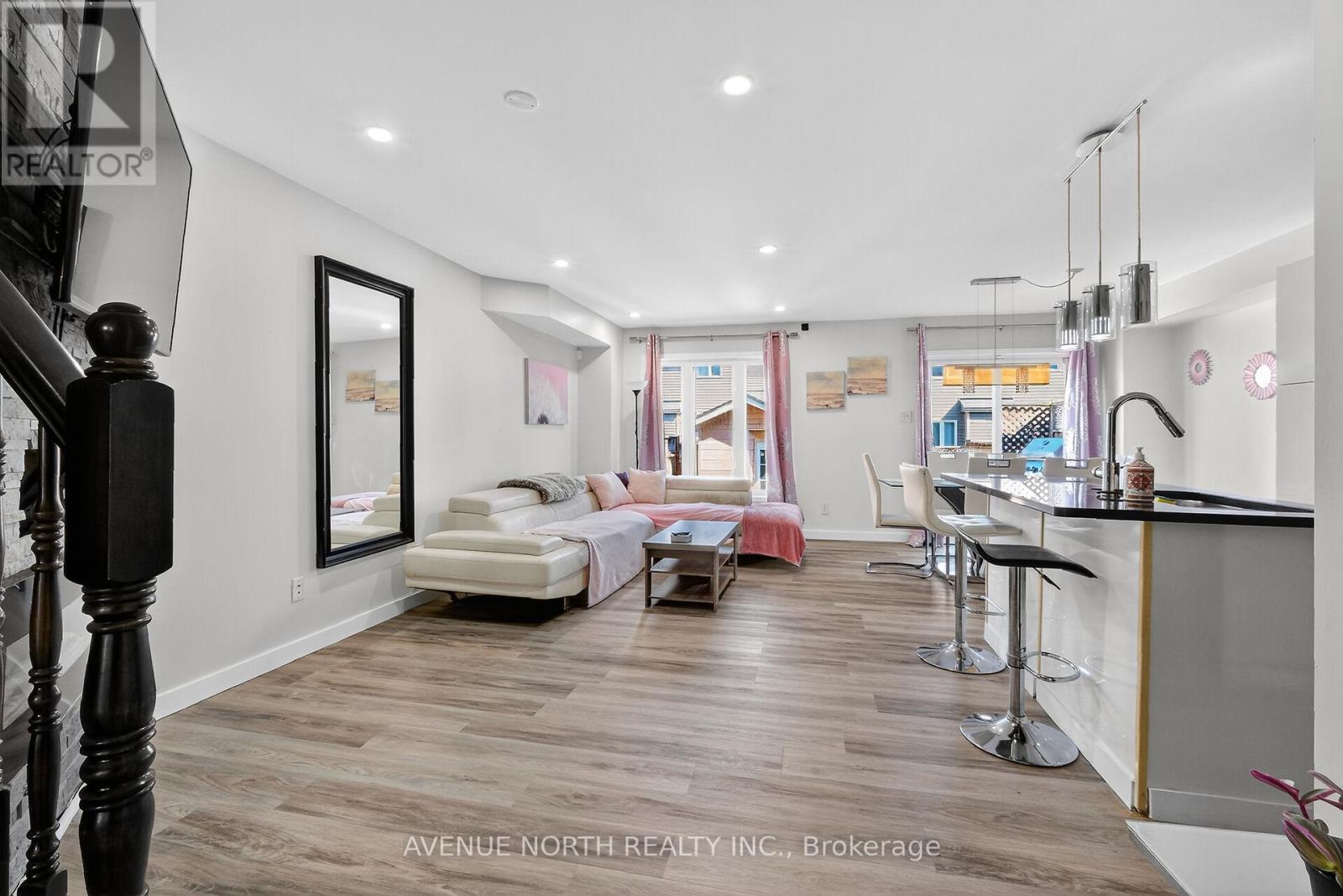 208 Kingswell Street Property Photo 6