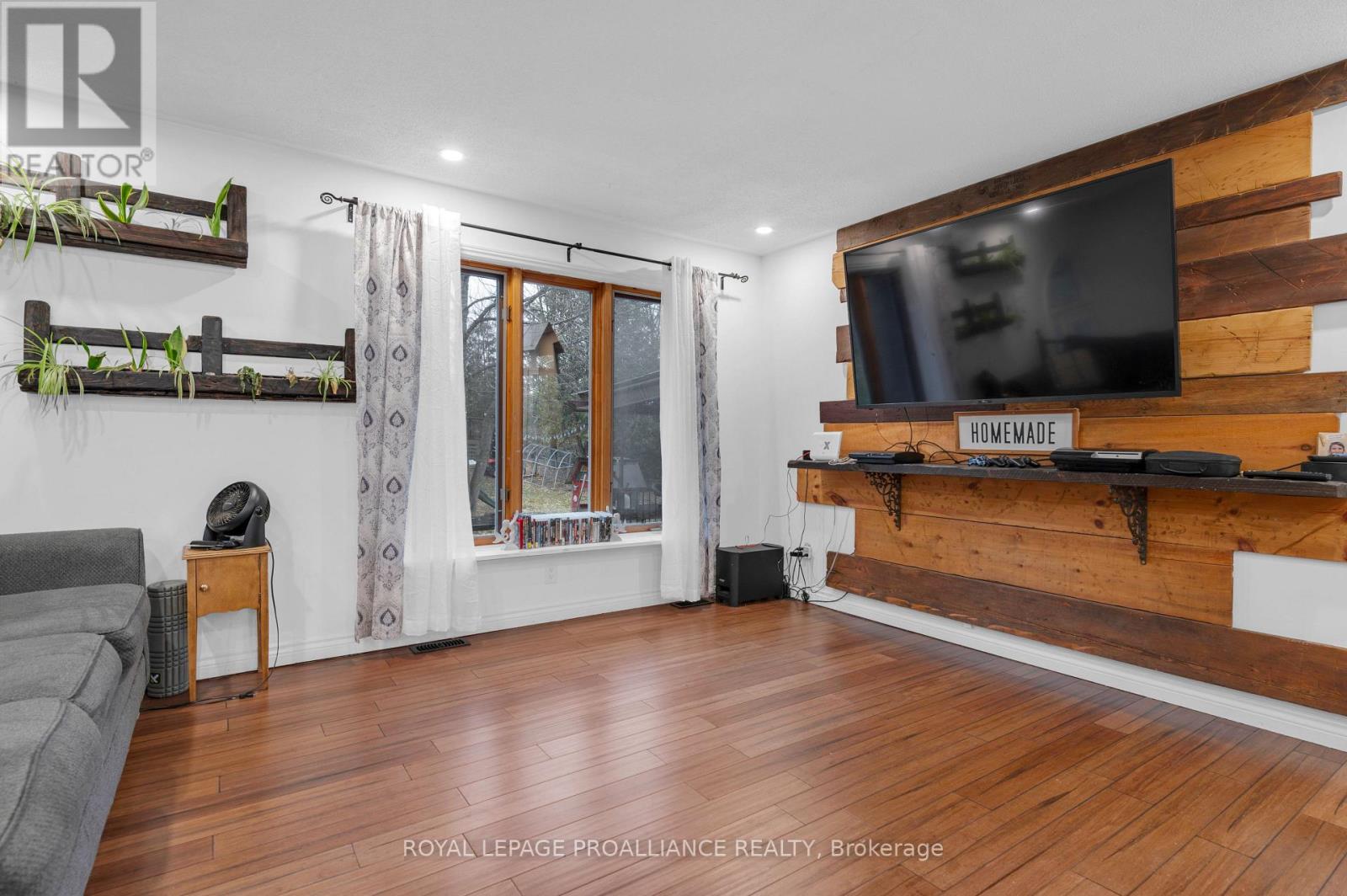 1403a Crookston Road Property Photo 11