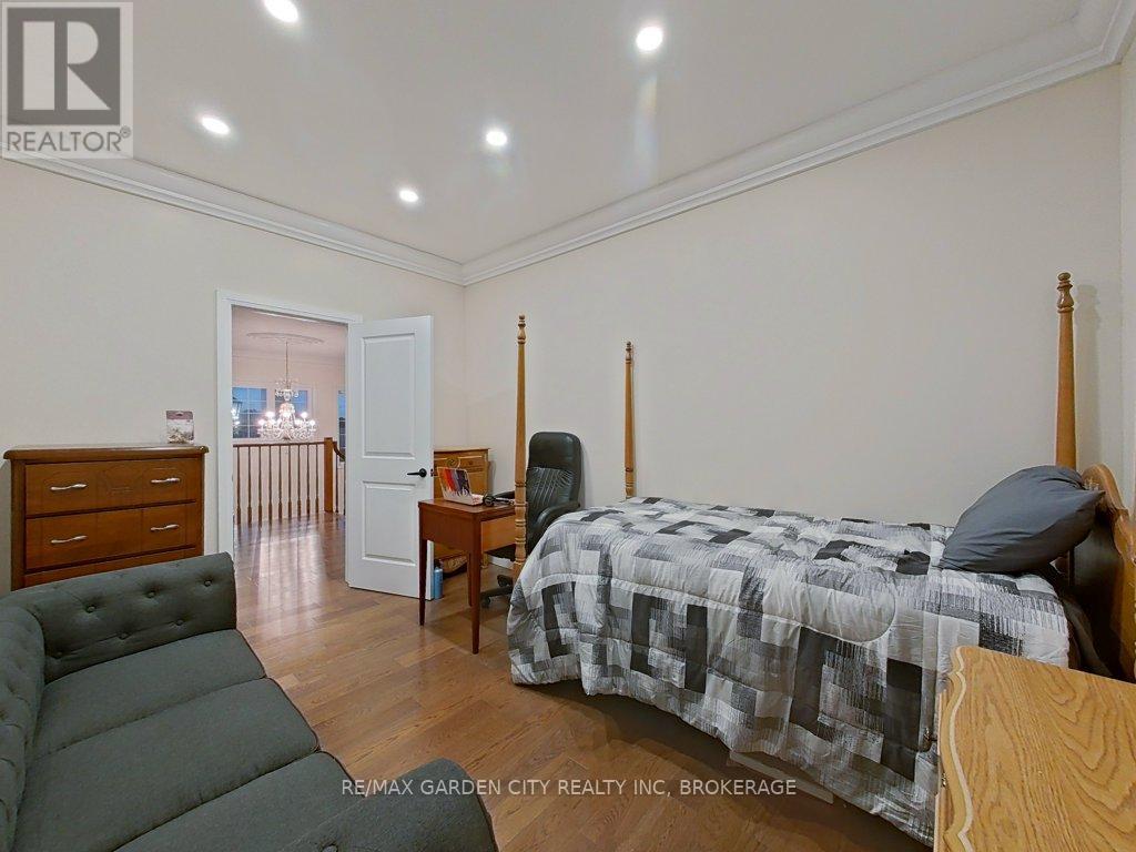 2400 Effingham Street Property Photo 20