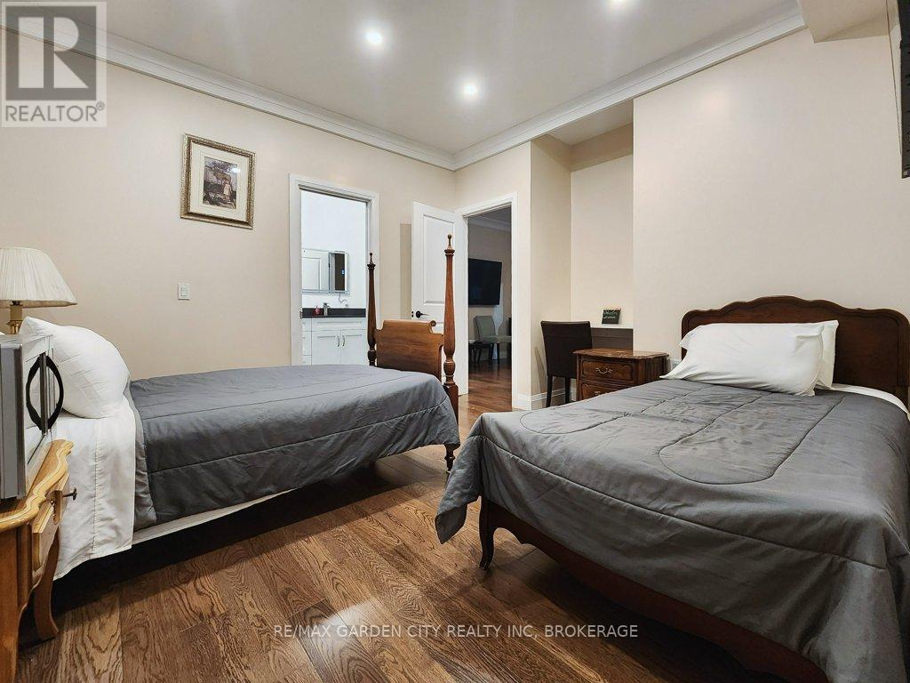 2400 Effingham Street Property Photo 22