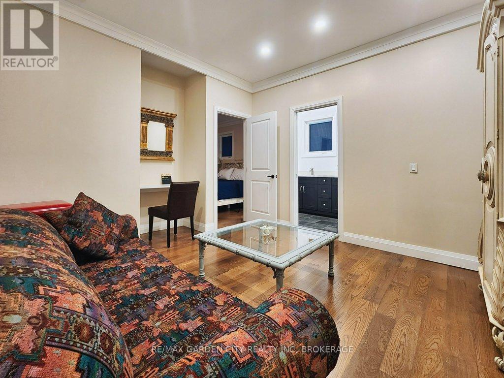 2400 Effingham Street Property Photo 28