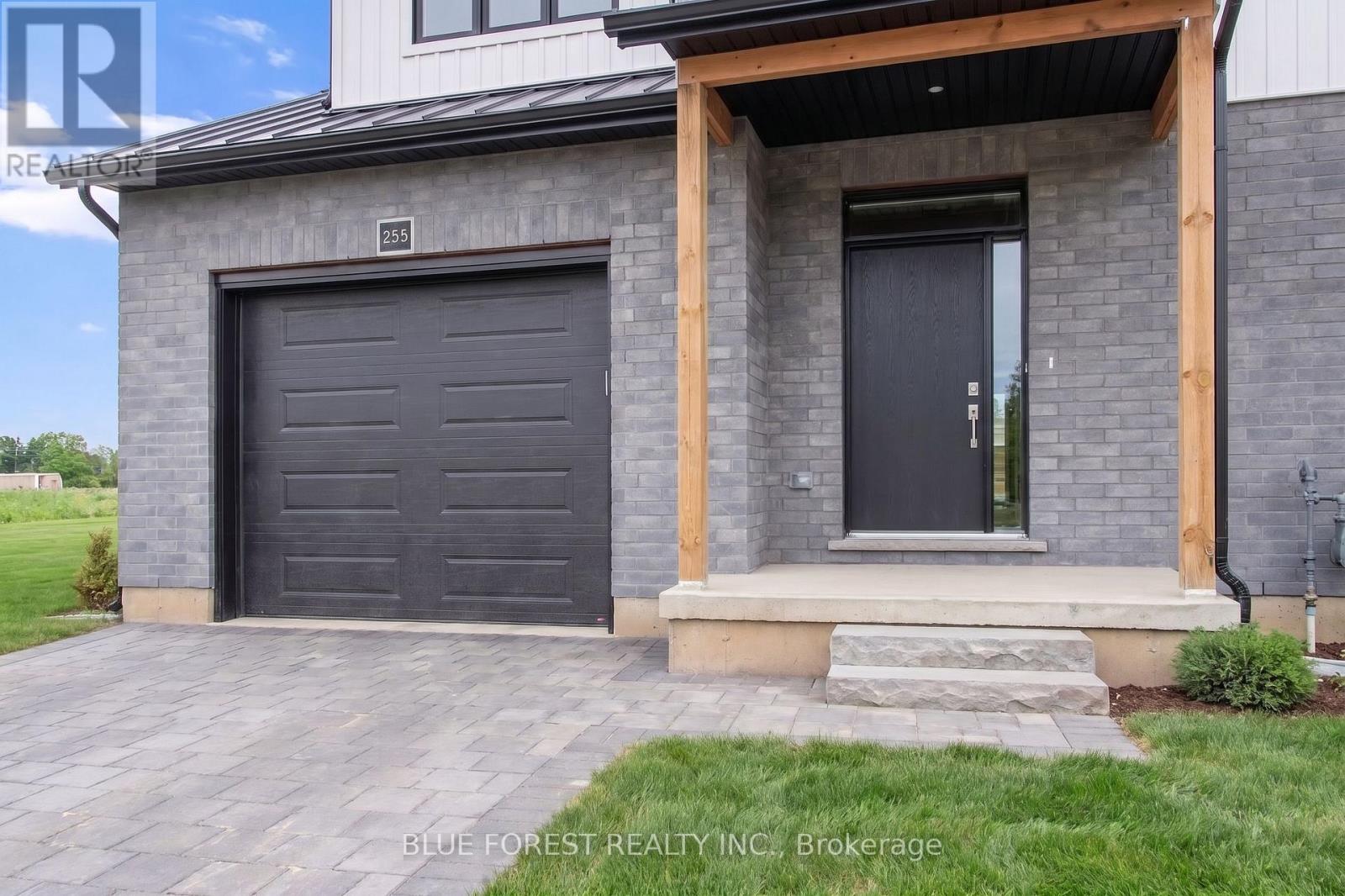 245 Mctavish Street Property Photo 2