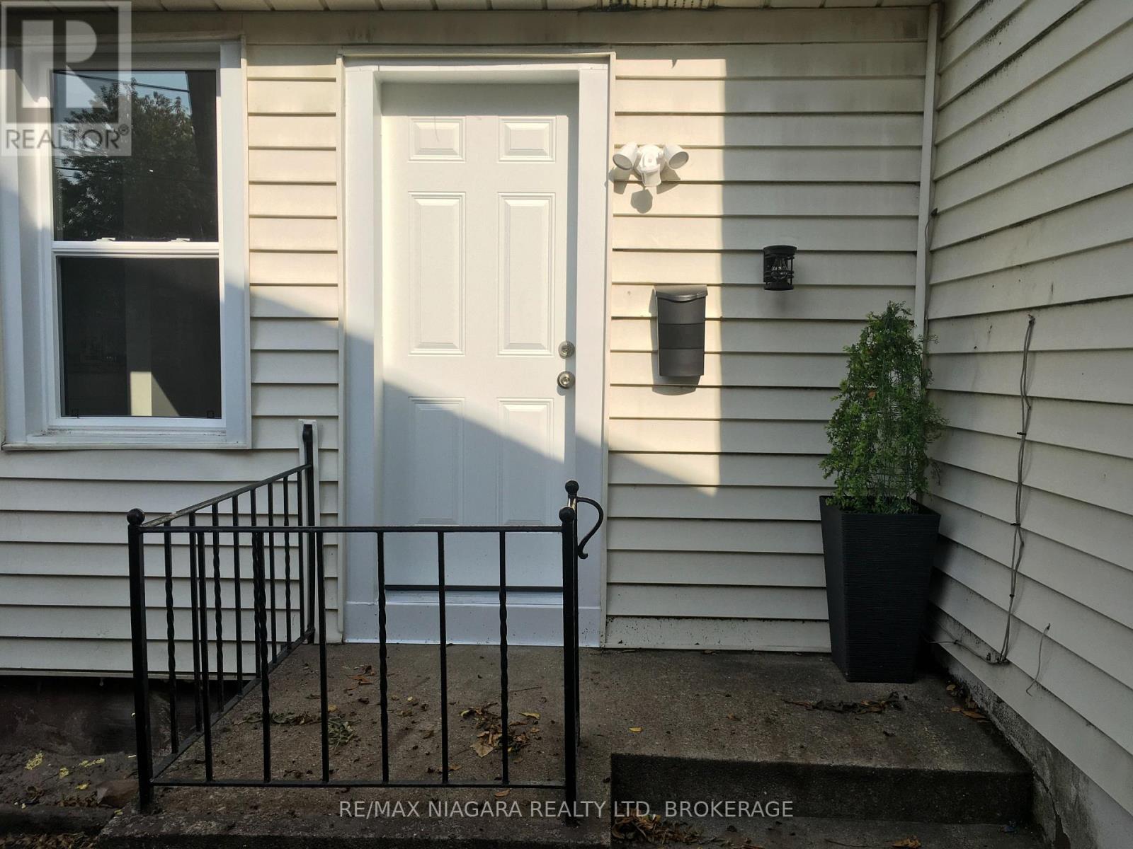 Rear Unit - 163 Welland Avenue Property Photo 1