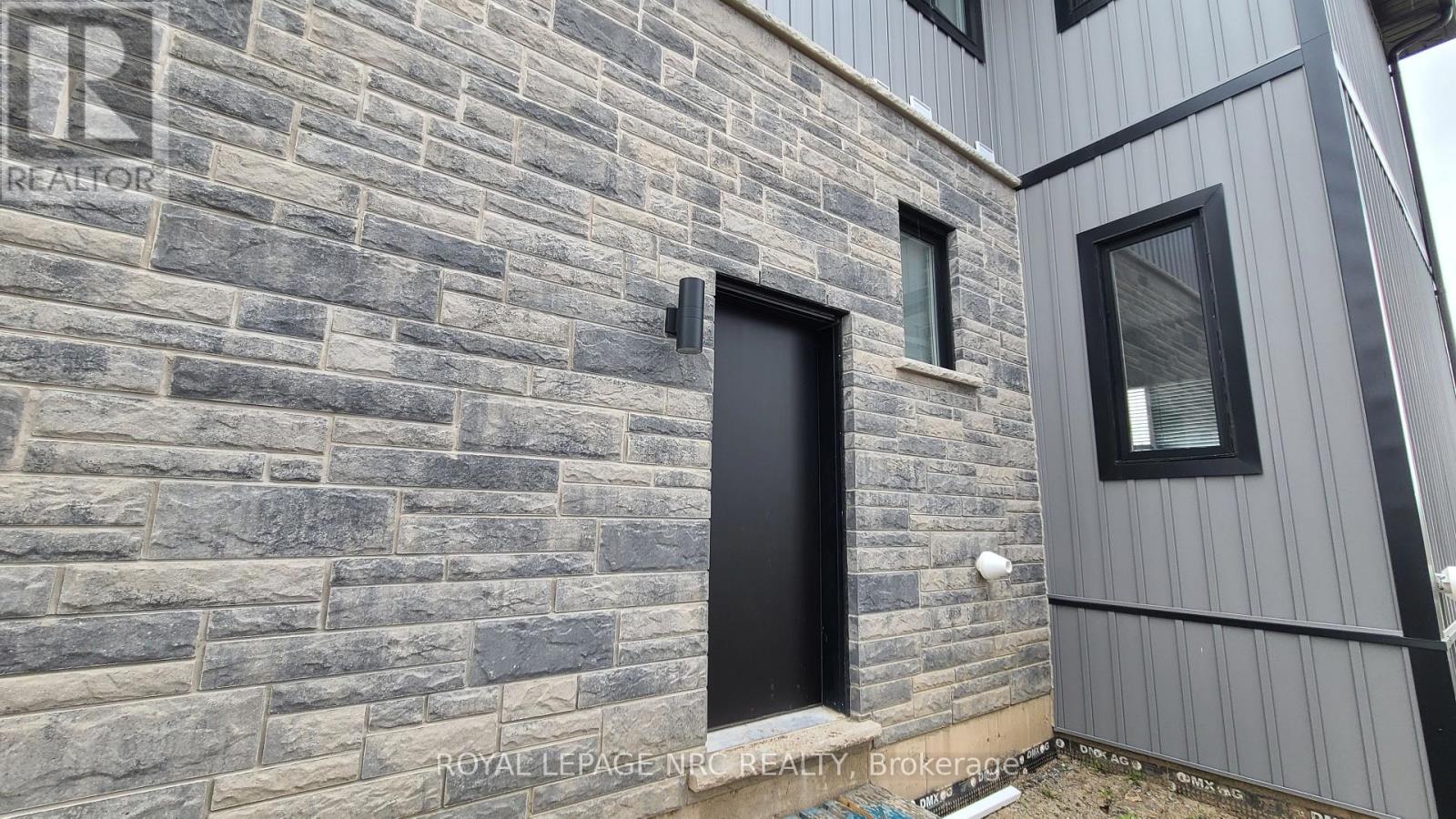 Lower - 7386 Splendour Drive Property Photo 4
