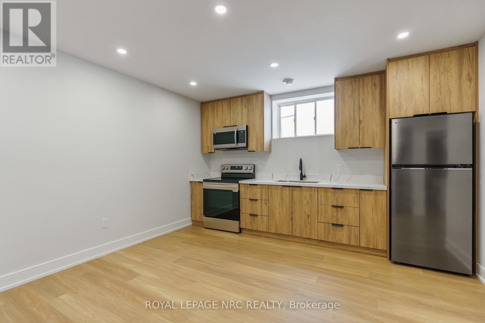 Lower - 7386 Splendour Drive Property Photo 6