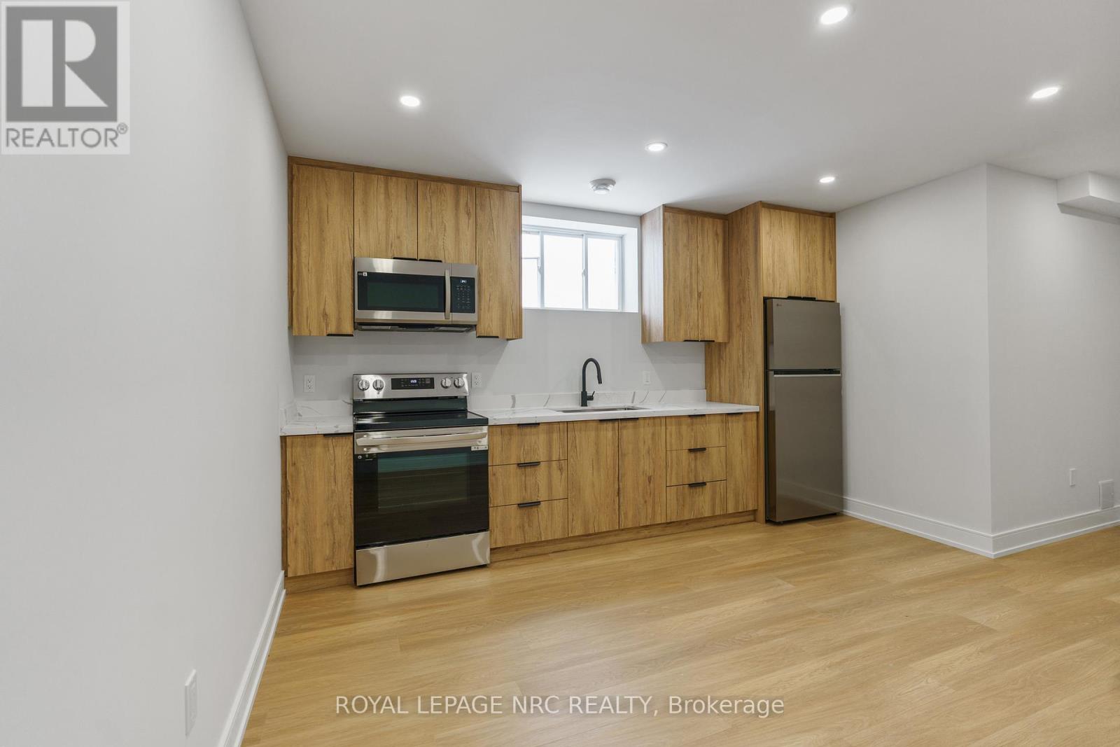 Lower - 7386 Splendour Drive Property Photo 7