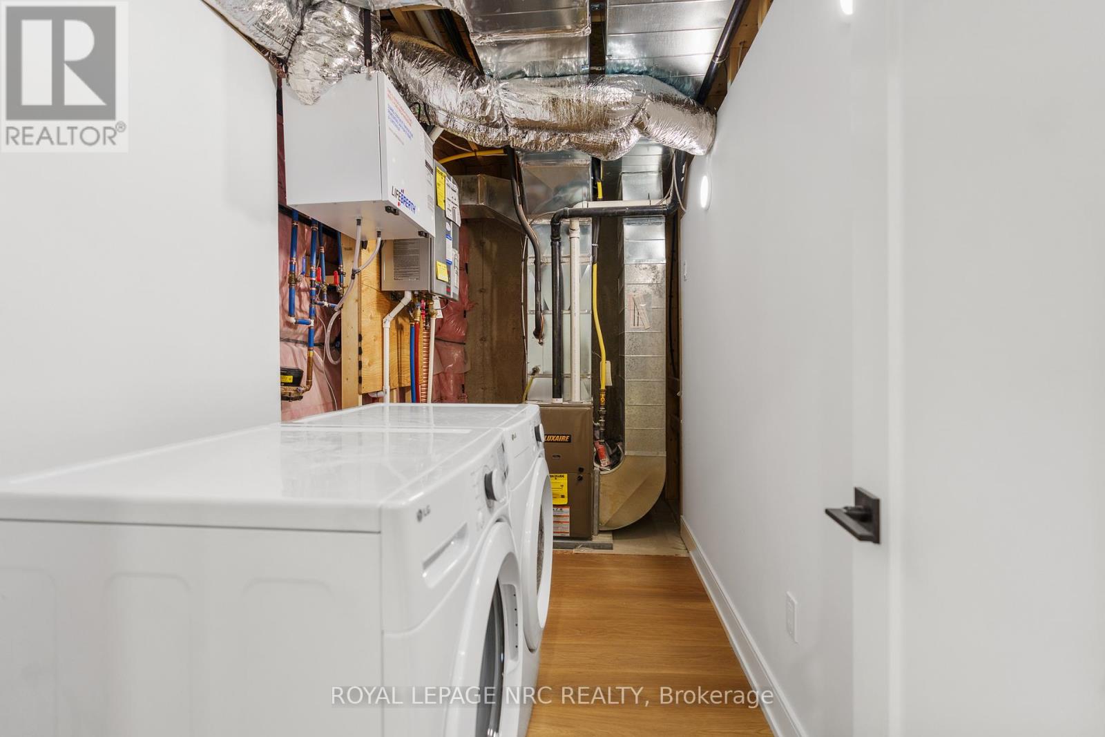 Lower - 7386 Splendour Drive Property Photo 13