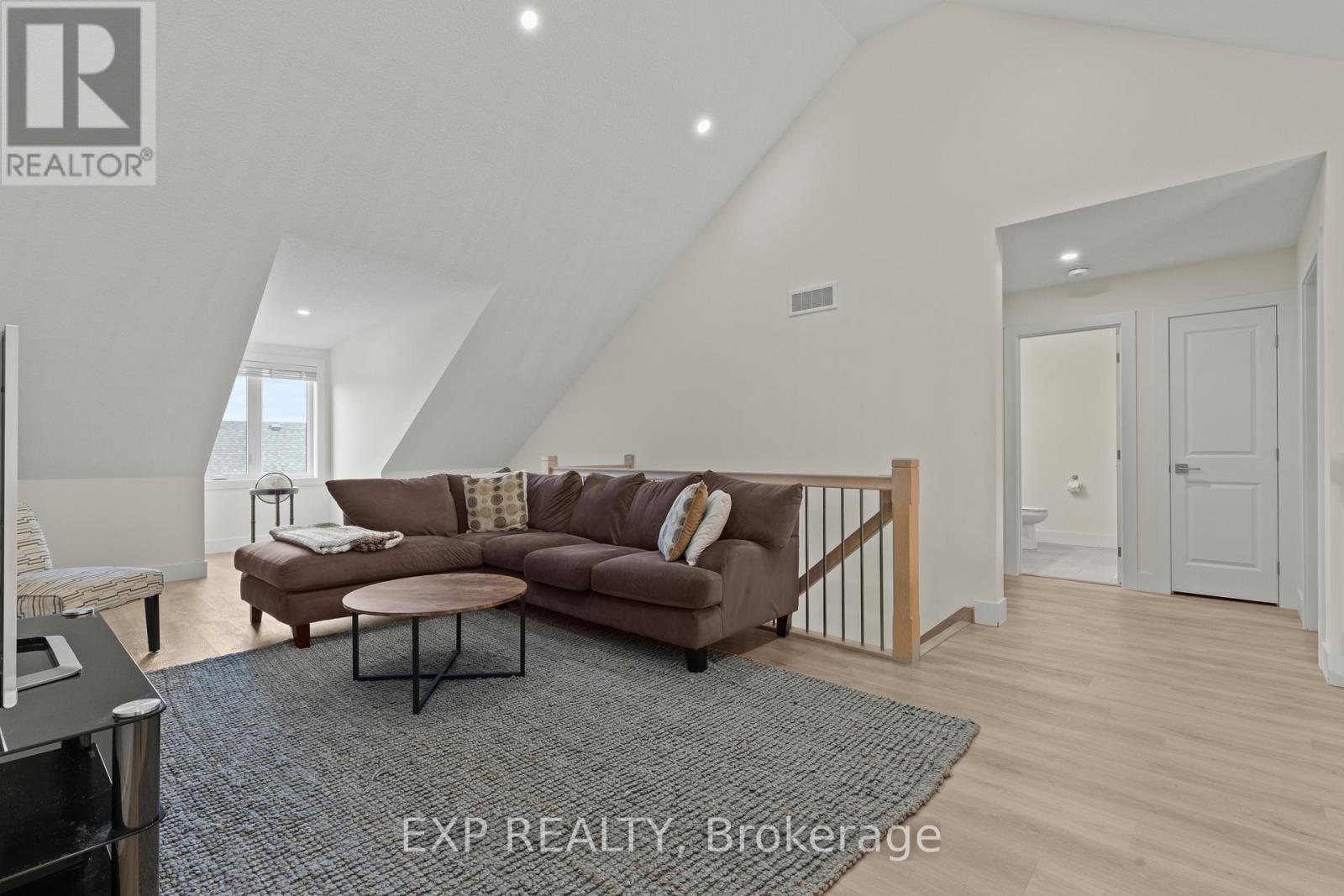 31 - 744 Nelson Street W Property Photo 25