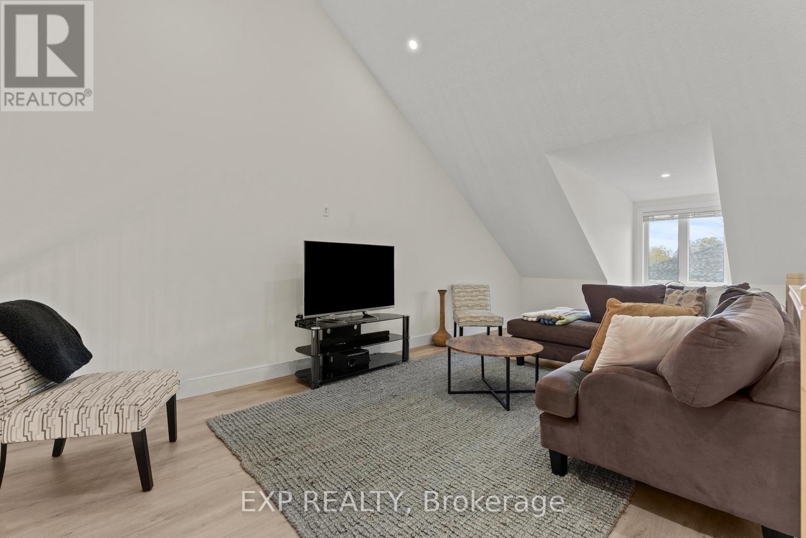31 - 744 Nelson Street W Property Photo 26