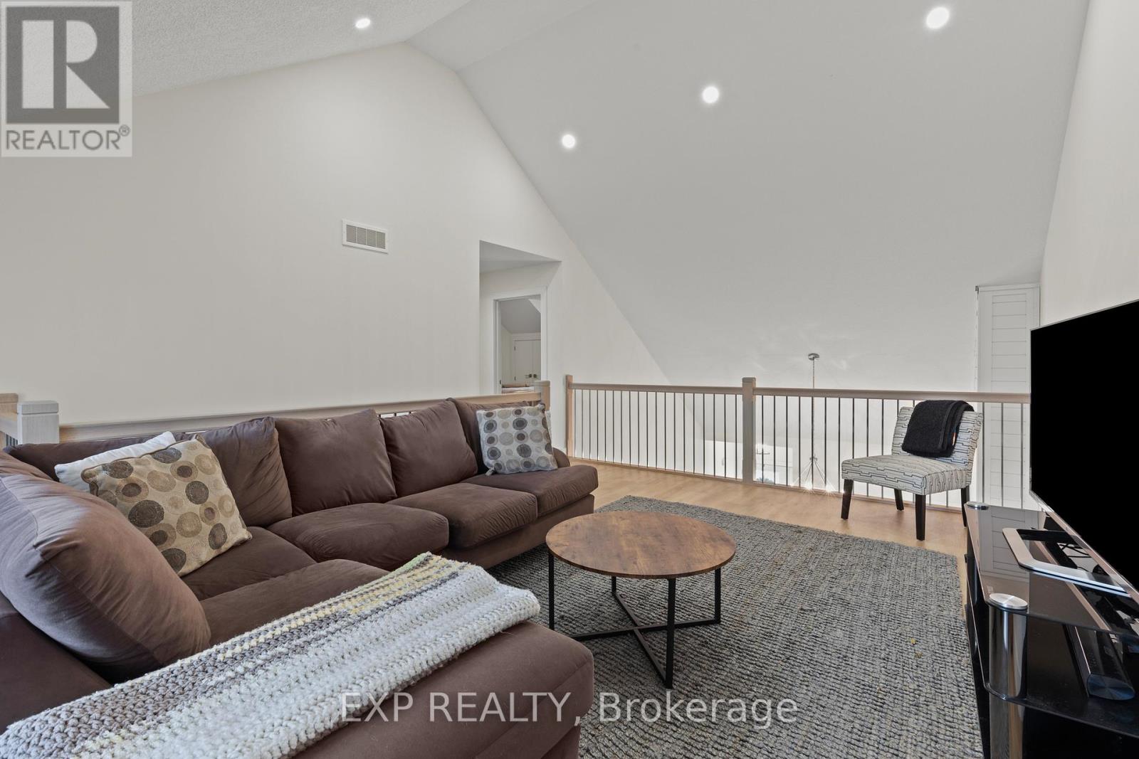 31 - 744 Nelson Street W Property Photo 29