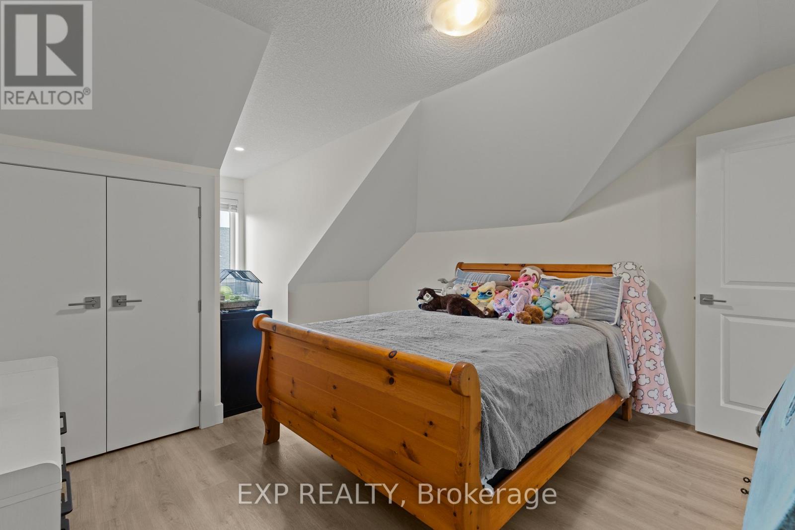 31 - 744 Nelson Street W Property Photo 31