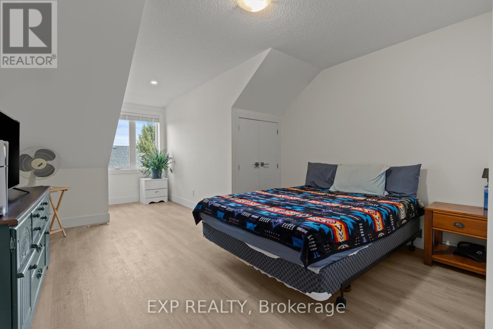 31 - 744 Nelson Street W Property Photo 33