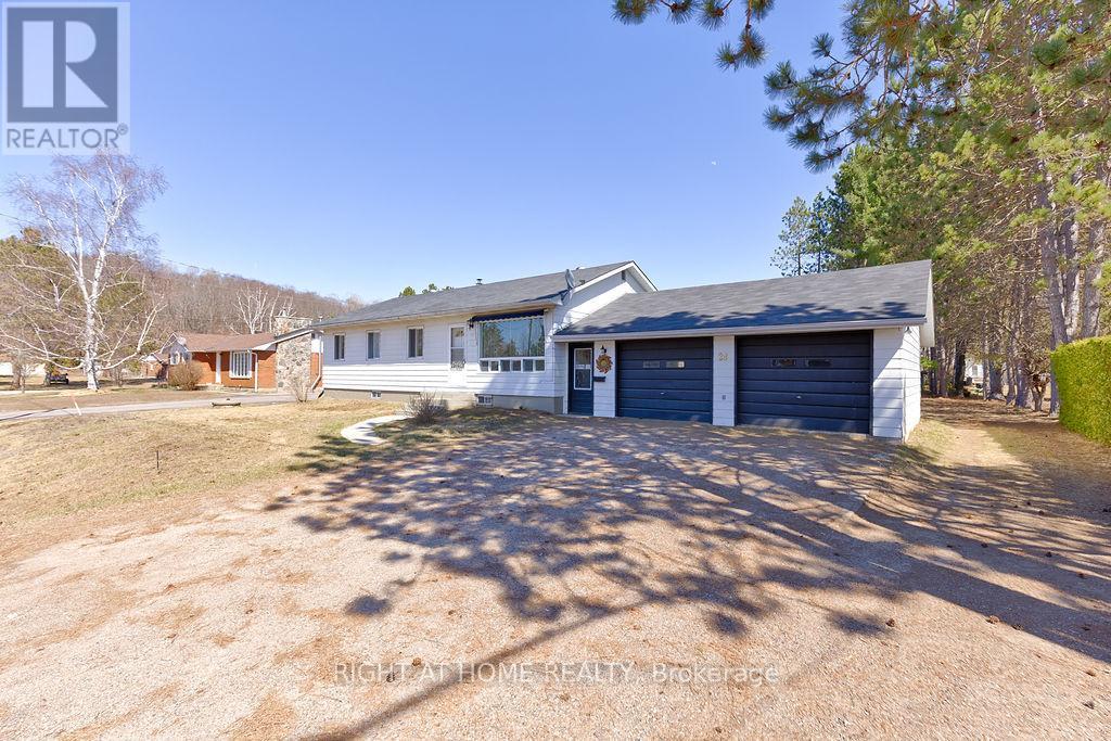 28 Jackpine Street Property Photo 1