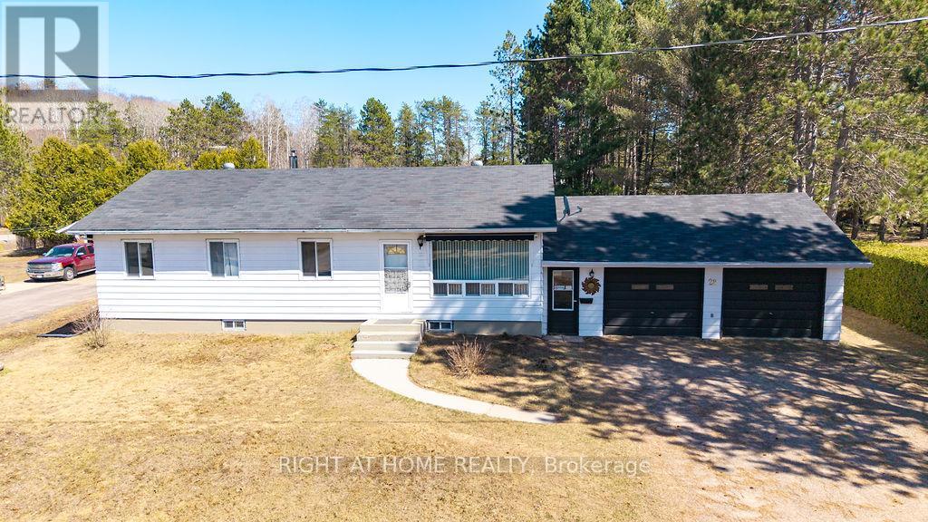 28 Jackpine Street Property Photo 3