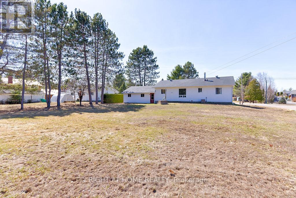 28 Jackpine Street Property Photo 9