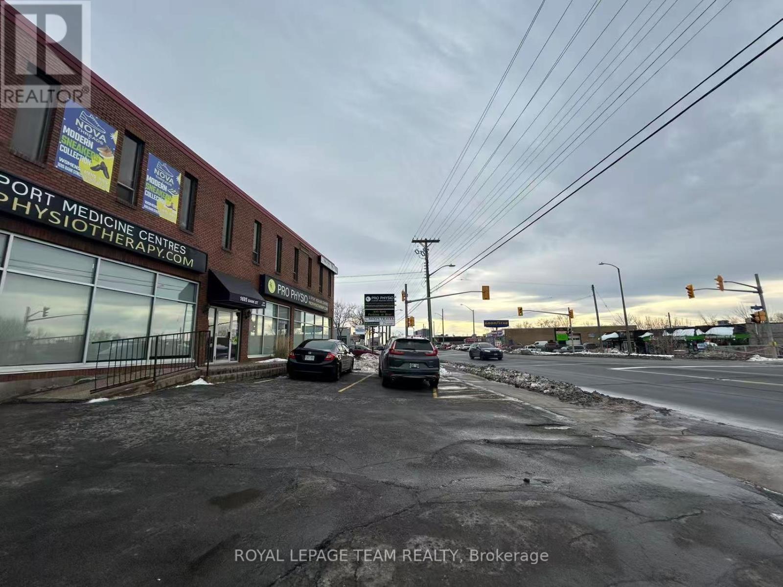 201 - 1695 Bank Street Property Photo 2