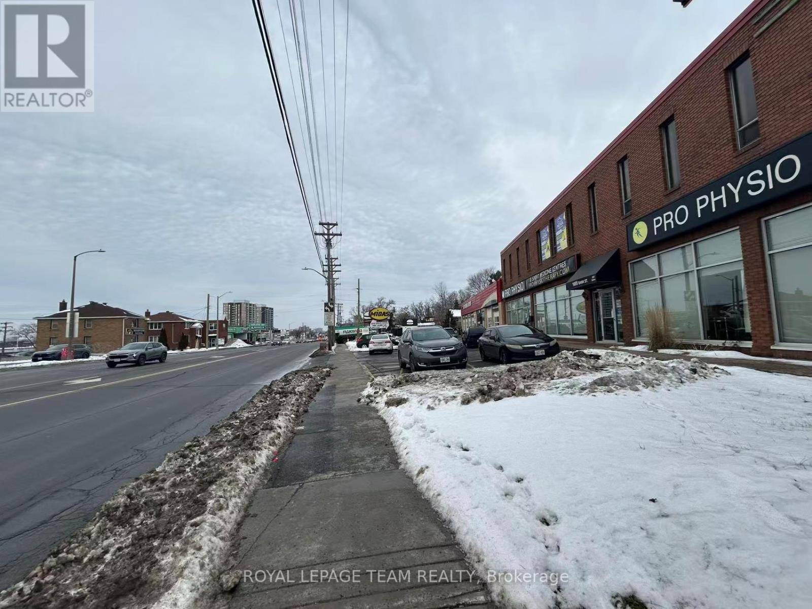 201 - 1695 Bank Street Property Photo 4