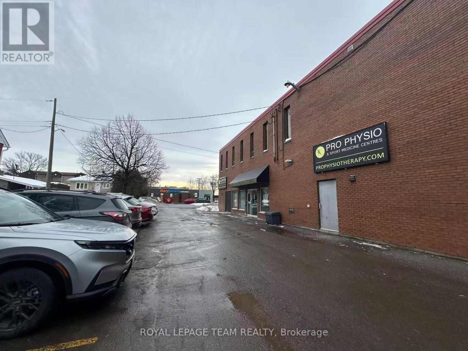 201 - 1695 Bank Street Property Photo 6