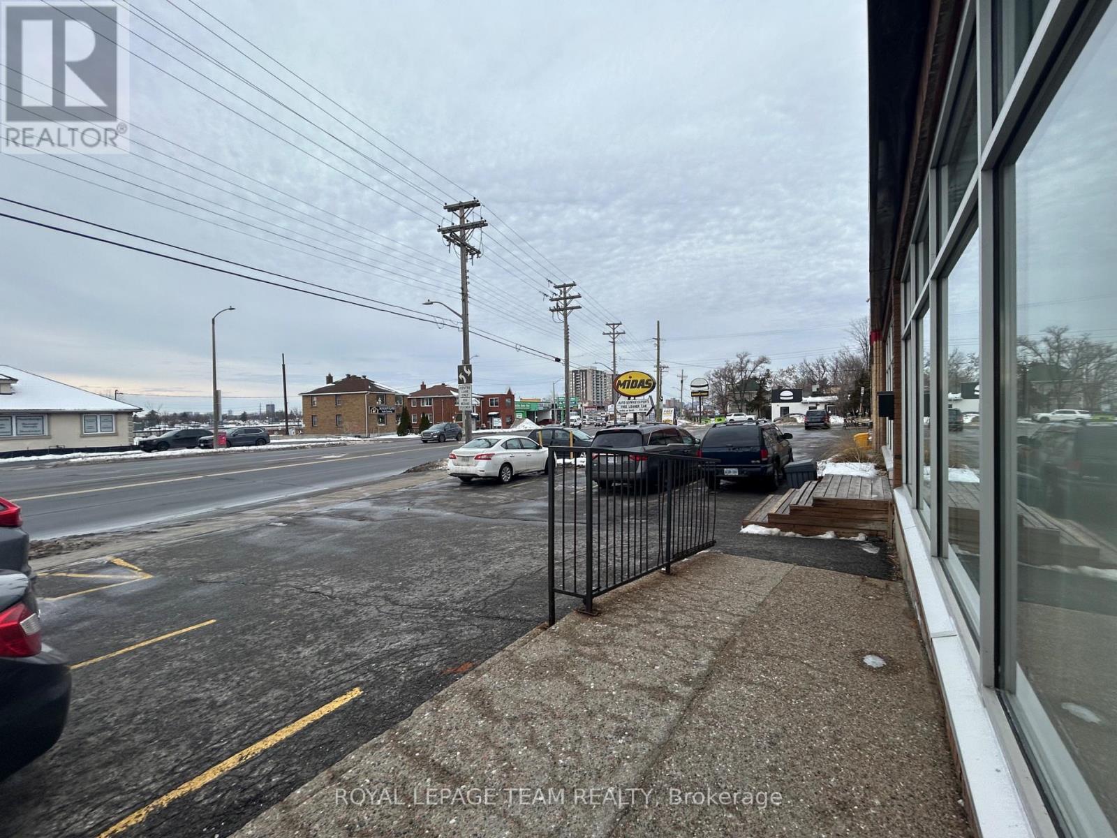 201 - 1695 Bank Street Property Photo 9