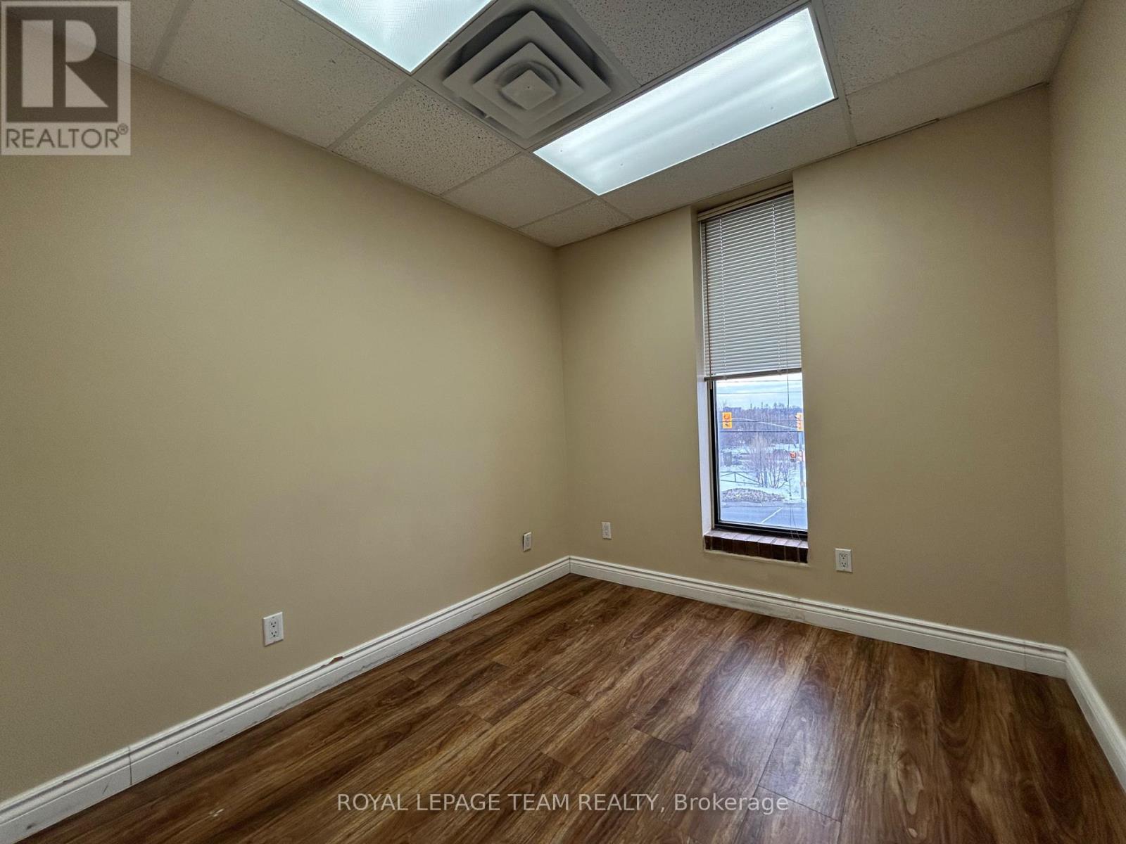 201 - 1695 Bank Street Property Photo 22
