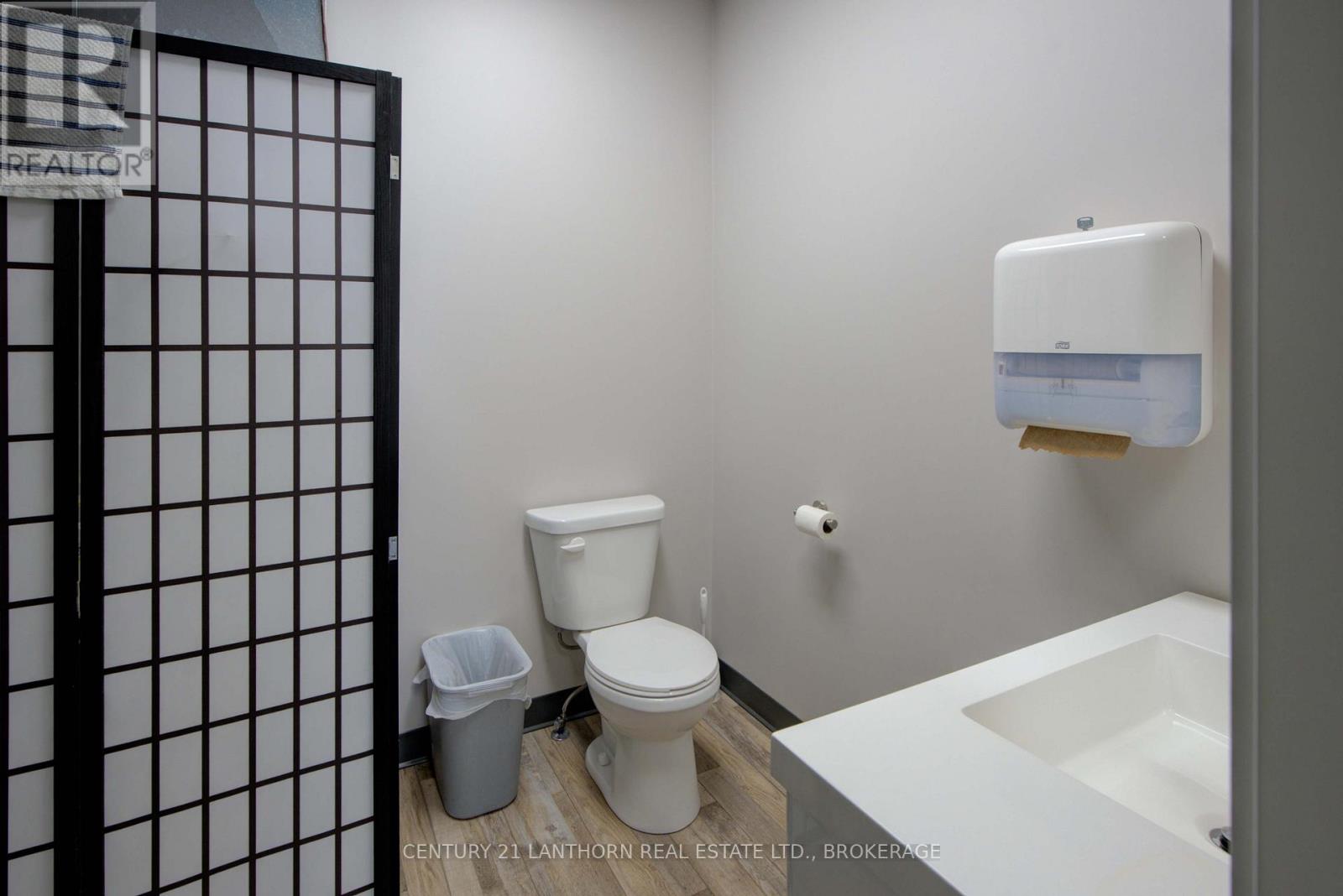 25 Main Street W Property Photo 34