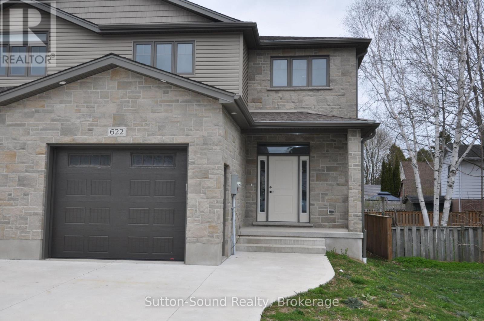 622 8th Street W Property Photo 1