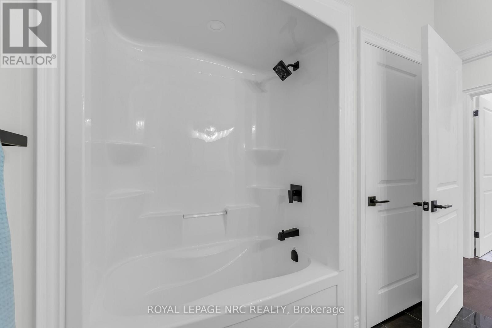 732 Clarence Street Property Photo 8
