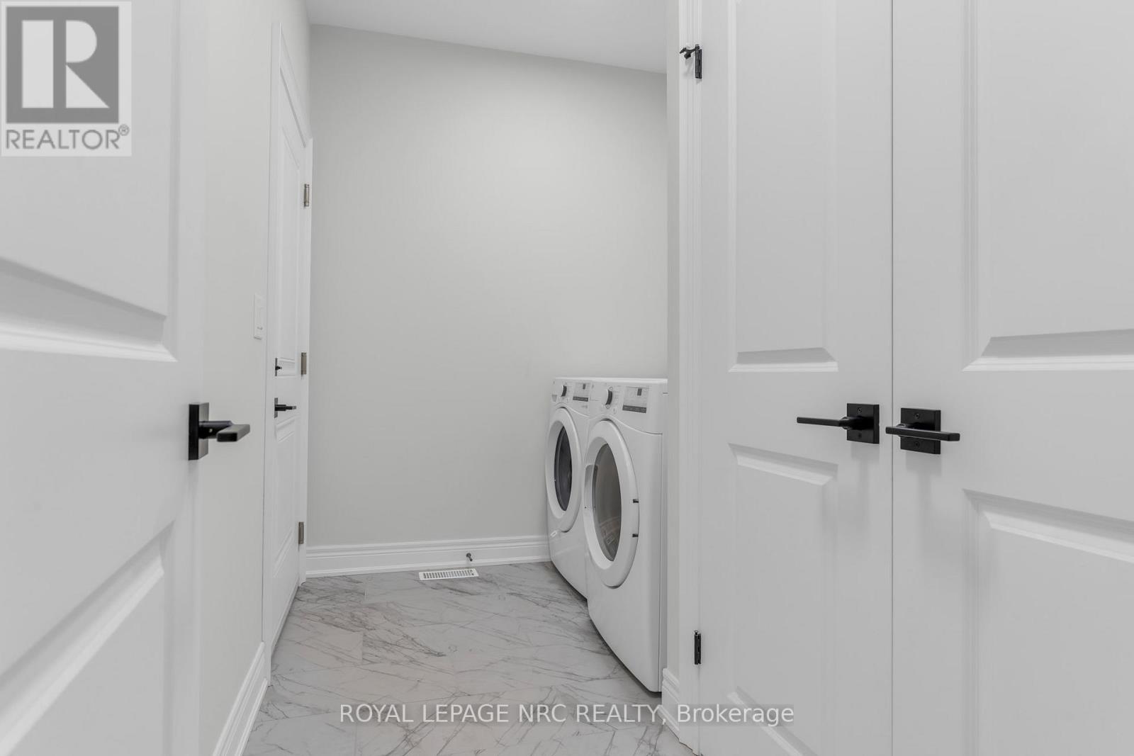 732 Clarence Street Property Photo 20