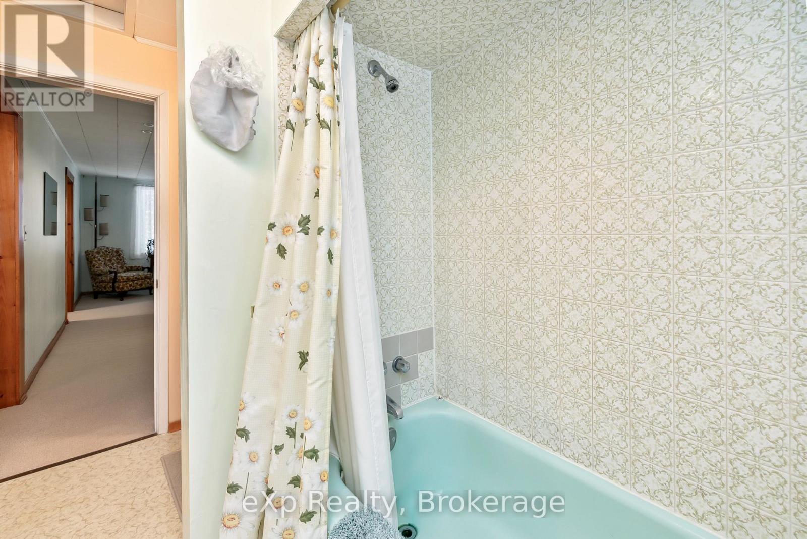 2 Henry Street Property Photo 28