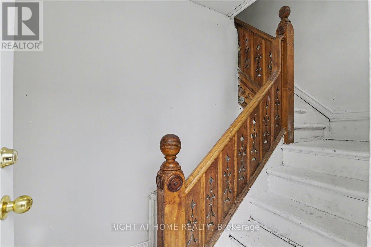 157 Lindsay Street S Property Photo 10