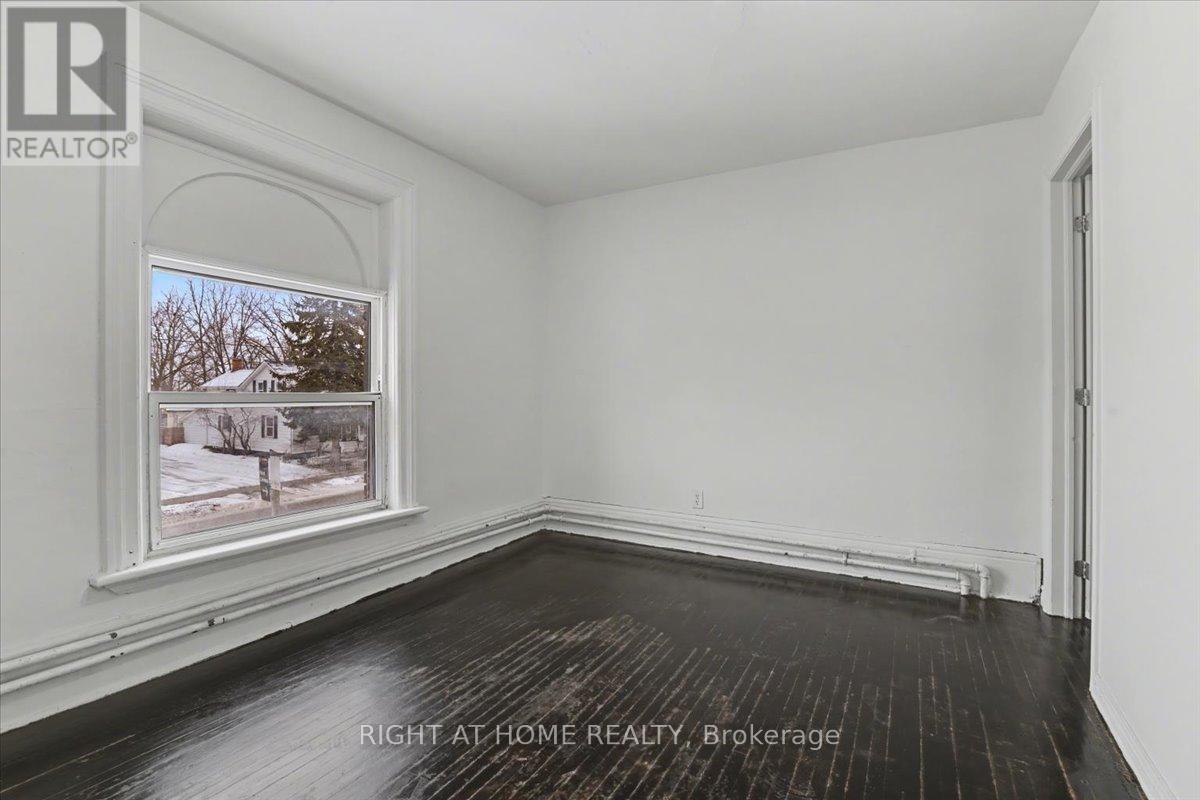 157 Lindsay Street S Property Photo 11