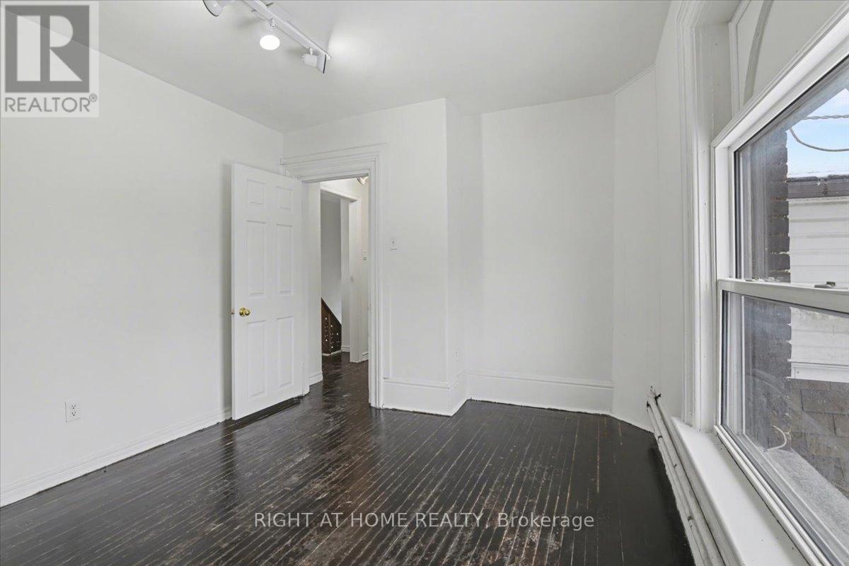 157 Lindsay Street S Property Photo 13