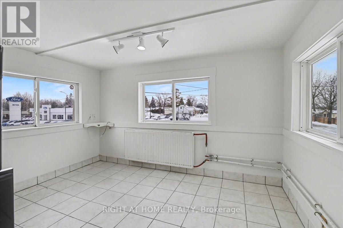 157 Lindsay Street S Property Photo 22