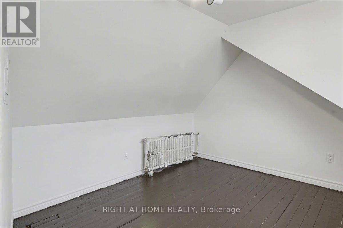 157 Lindsay Street S Property Photo 24