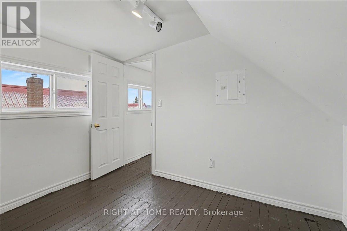 157 Lindsay Street S Property Photo 26