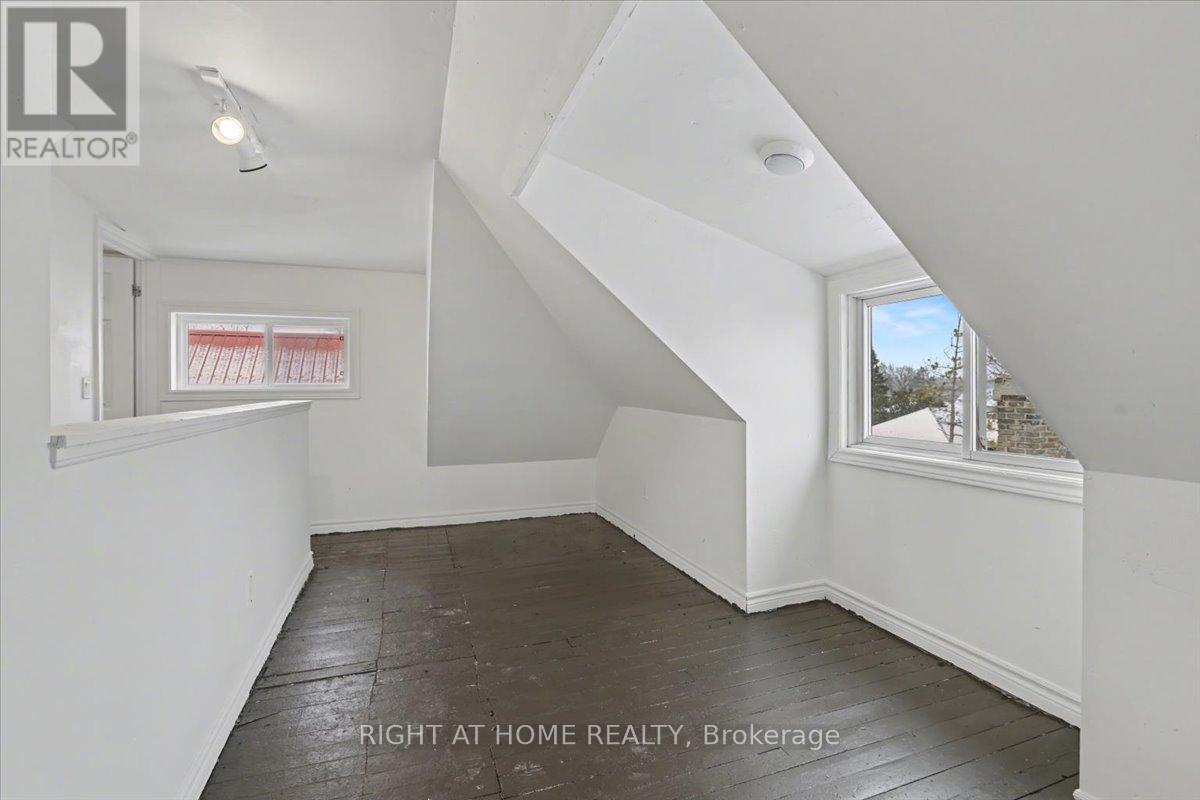 157 Lindsay Street S Property Photo 28
