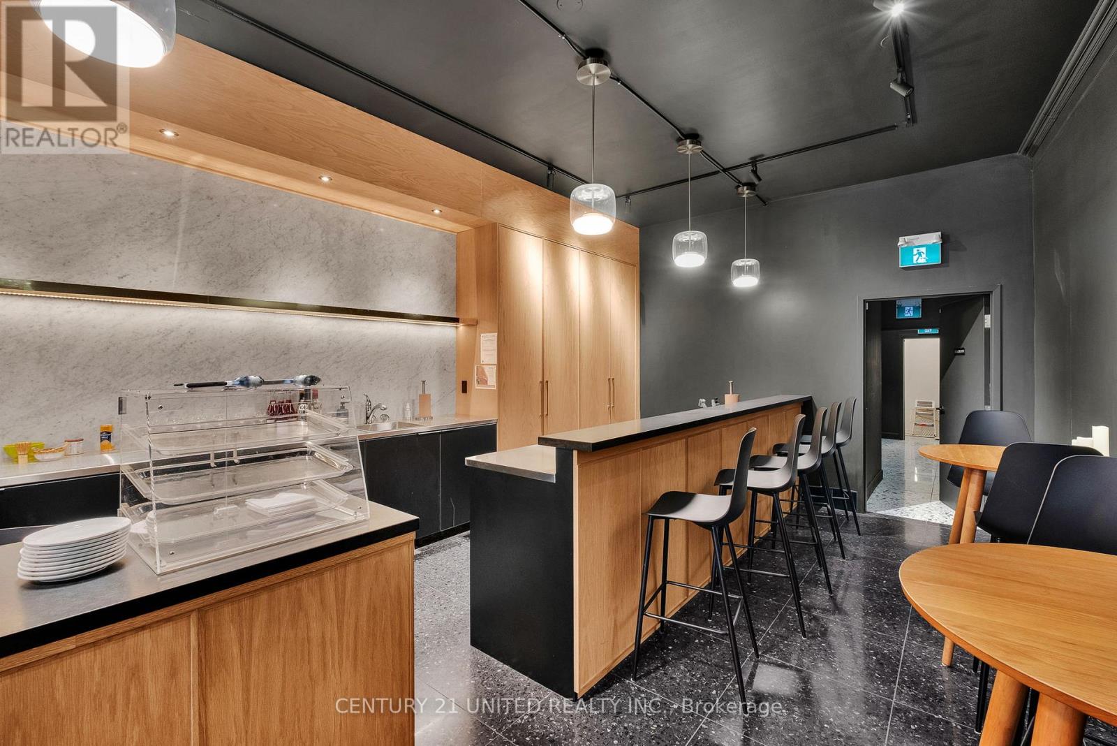 D - 79 King Street W Property Photo 4