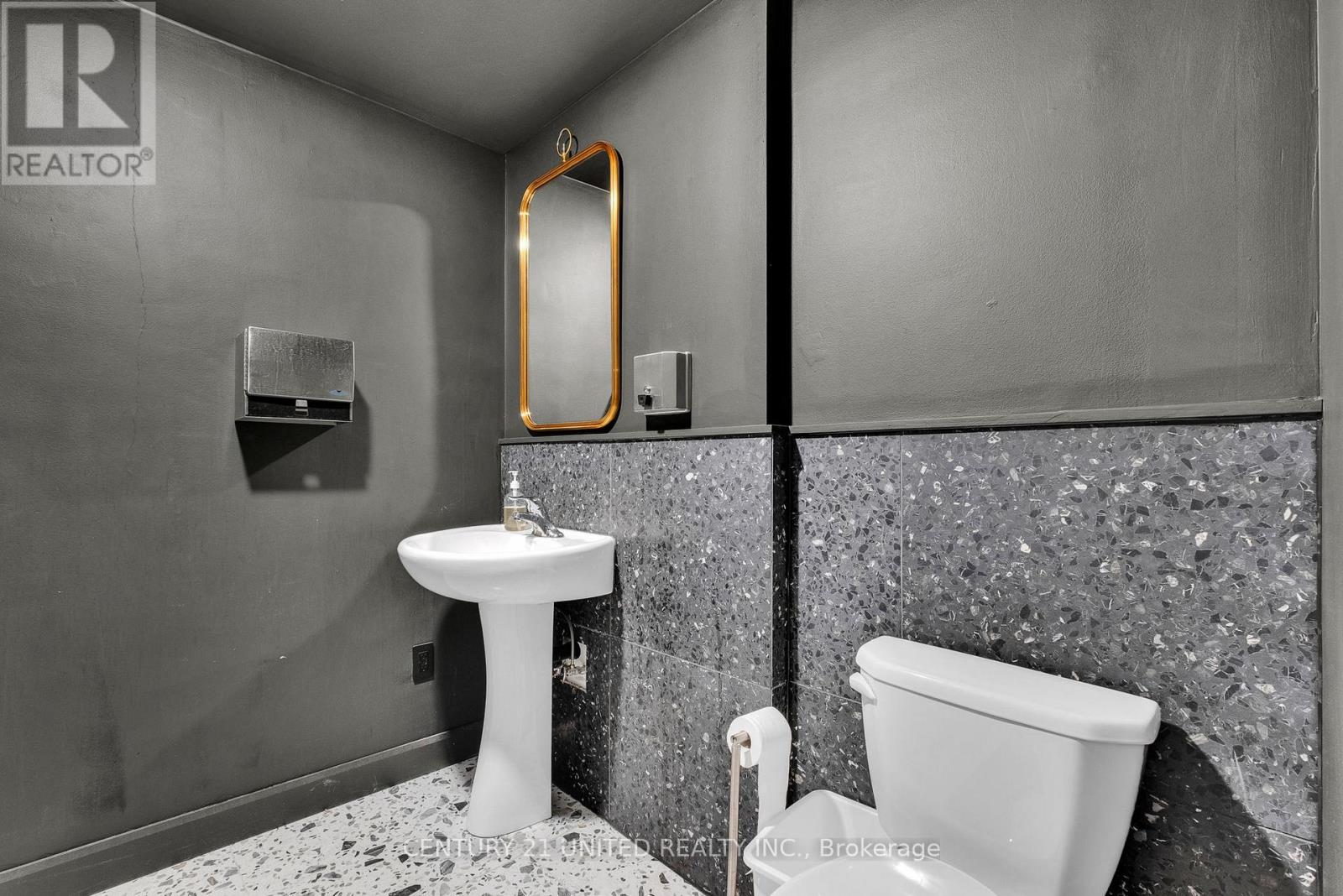 D - 79 King Street W Property Photo 19