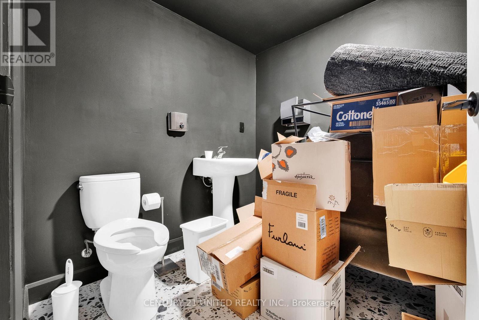 D - 79 King Street W Property Photo 36