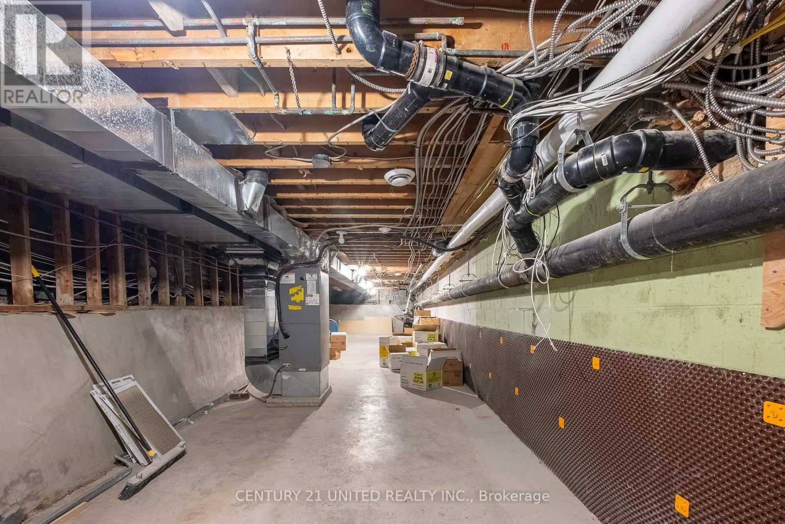 D - 79 King Street W Property Photo 45